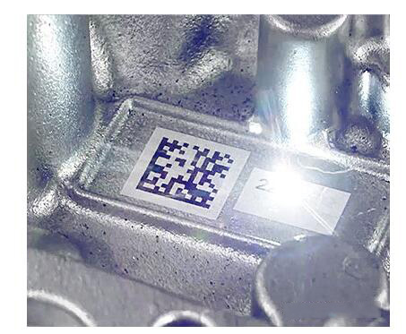 激光雕刻能穿透表面更深，對(duì)于易磨損的部件，推薦使用激光雕刻工藝